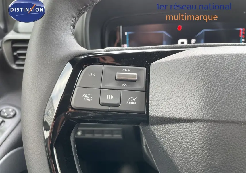 Gros plan sur le volant noir du Citroën Berlingo 2026, avec commandes intégrées côté gauche et tableau de bord numérique.