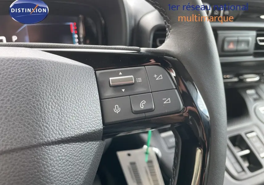 Gros plan sur les commandes au volant du Citroën Berlingo 2026, finition noire avec boutons multifonctions intégrés.