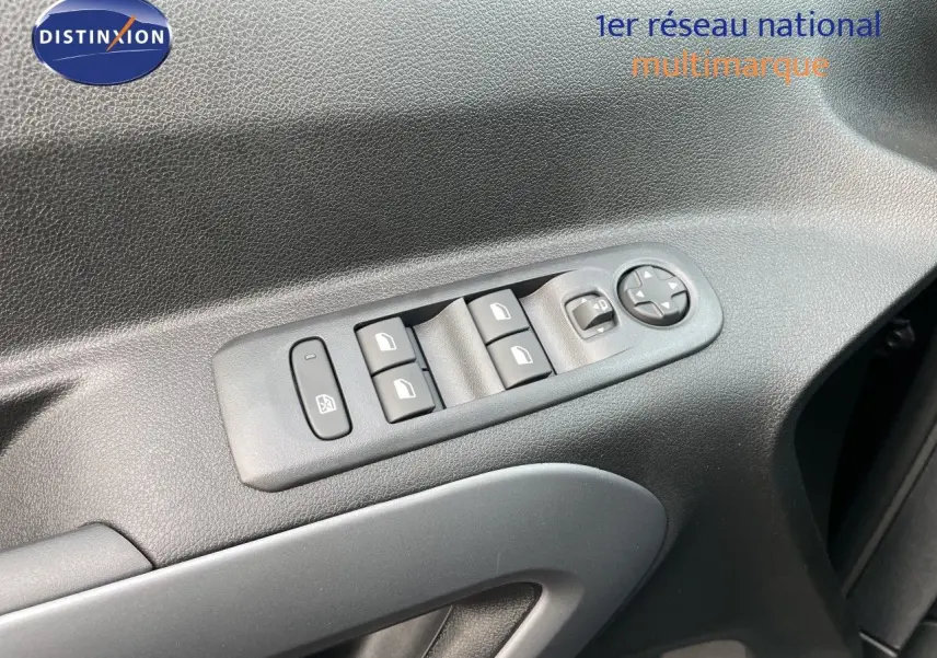 Détail des commandes des vitres et rétroviseurs sur la porte côté conducteur d’un Citroën Berlingo noir Perla Nera 2026.
