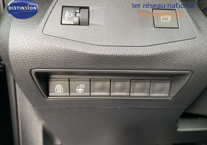 Gros plan sur les boutons de commande noirs du tableau de bord du Citroën Berlingo 2026, finition intérieure noire.