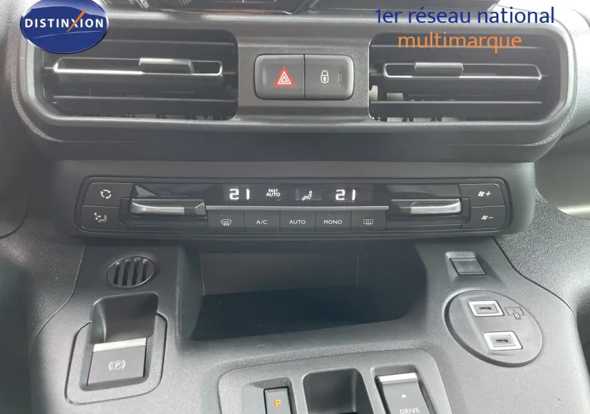 Vue rapprochée du tableau de bord du Citroën Berlingo 2026, montrant la climatisation digitale et commandes centrales.