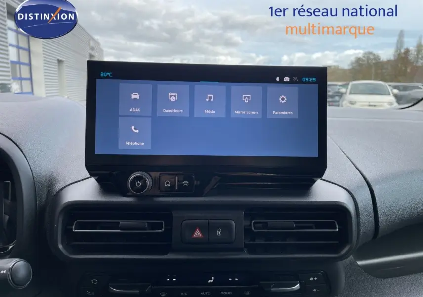 Vue intérieure de la planche de bord du Citroën Berlingo 2026, écran tactile central allumé, ambiance noire.