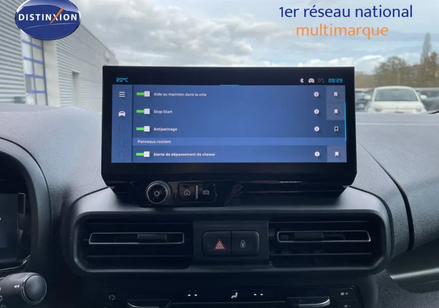 Vue intérieure du tableau de bord du Citroën Berlingo 2026, écran tactile affichant les aides à la conduite.