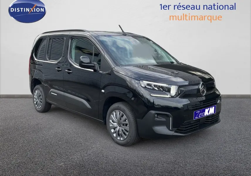 Vue 3/4 avant droit du Citroën Berlingo noir Perla Nera métallisé, avec calandre et phares modernes visibles.