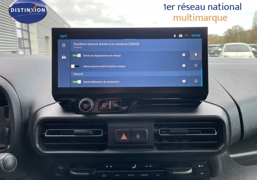 Vue intérieure du tableau de bord du Citroën Berlingo 2026 noir, avec écran tactile affichant les aides à la conduite.