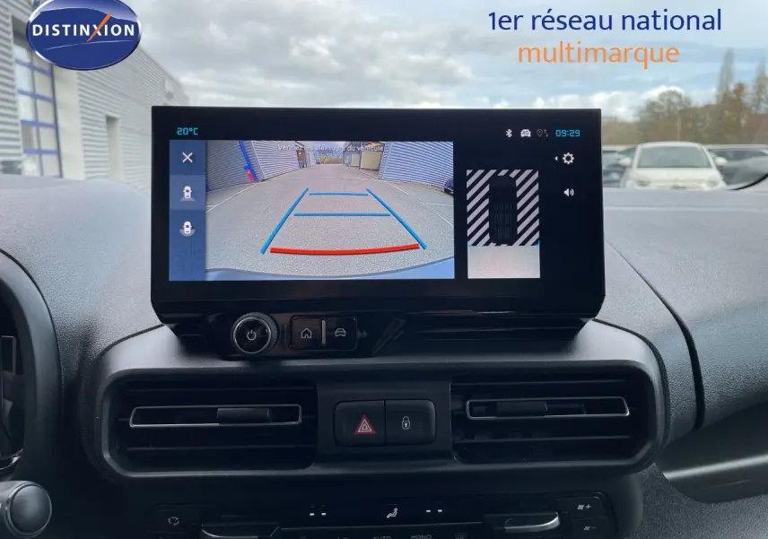 Vue rapprochée de l’écran central du tableau de bord du Citroën Berlingo 2026 noir, affichant la caméra de recul.