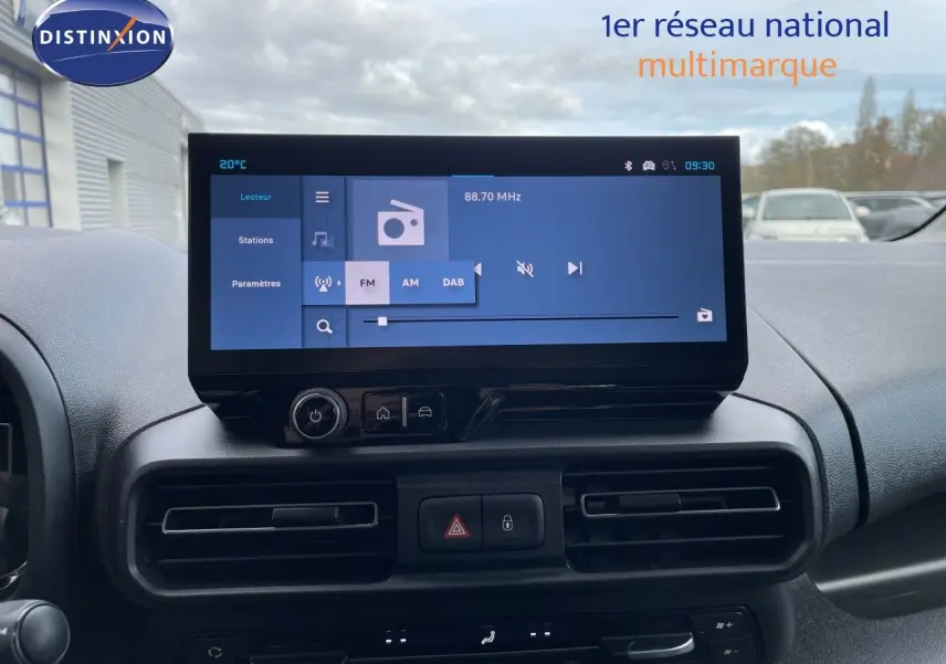 Vue intérieure du tableau de bord du Citroën Berlingo 2026, écran tactile central affichant la radio FM.