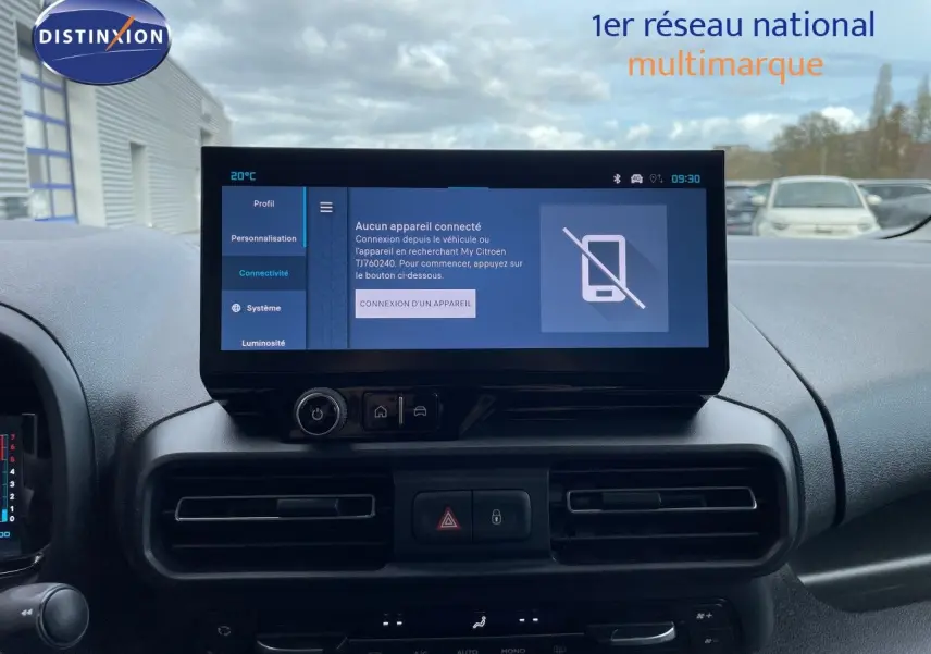 Vue du tableau de bord du Citroën Berlingo 2026, écran tactile central affichant la connexion Bluetooth inactive.