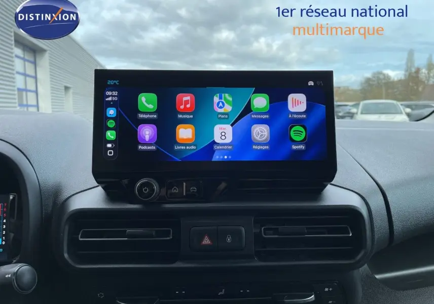 Vue frontale de l'écran tactile central du tableau de bord du Citroën Berlingo noir, avec commandes climatisation et ventilation.