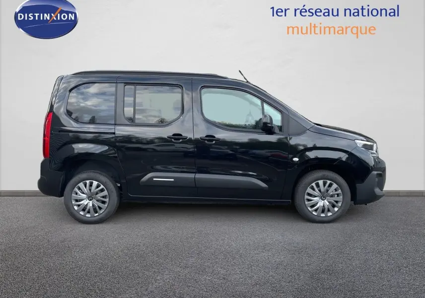 Vue latérale droite d'un Citroën Berlingo noir Perla Nera métallisé, monospace compact avec portes coulissantes.