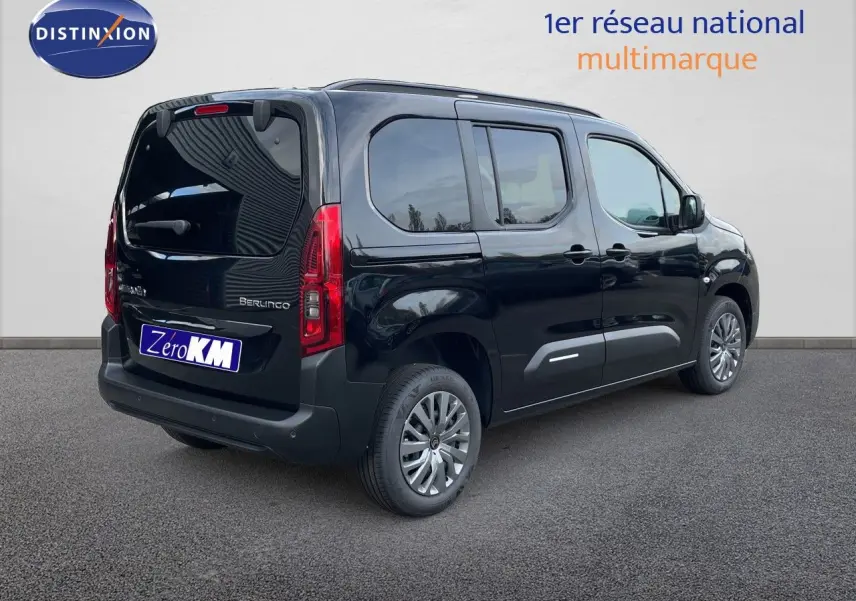 Vue 3/4 arrière droite du Citroën Berlingo noir Perla Nera avec vitres teintées et feux arrière verticaux.