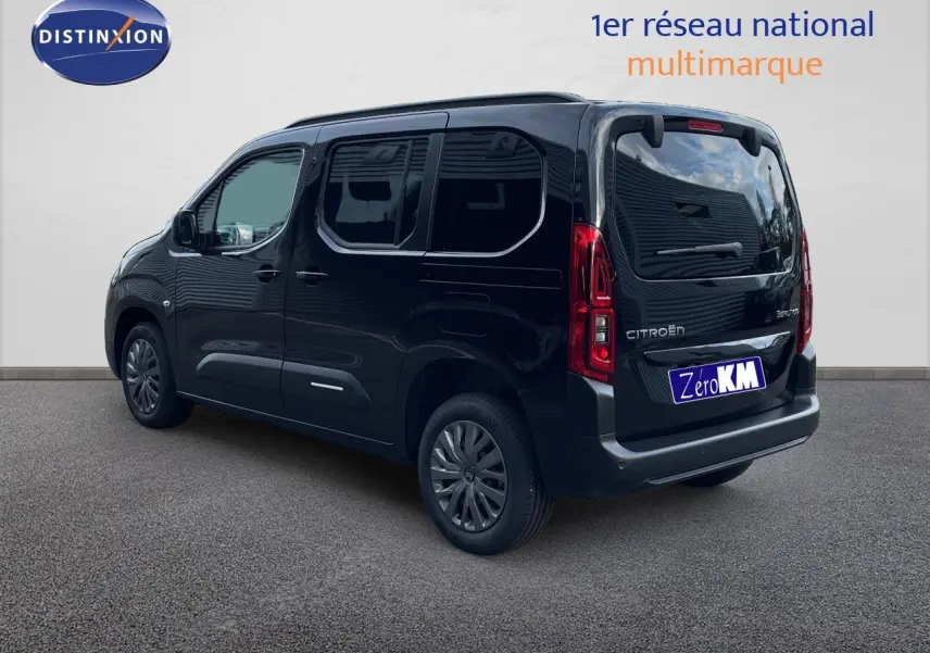 Vue 3/4 arrière droite d’un Citroën Berlingo noir Perla Nera métallisé avec vitres teintées et feux arrière LED.