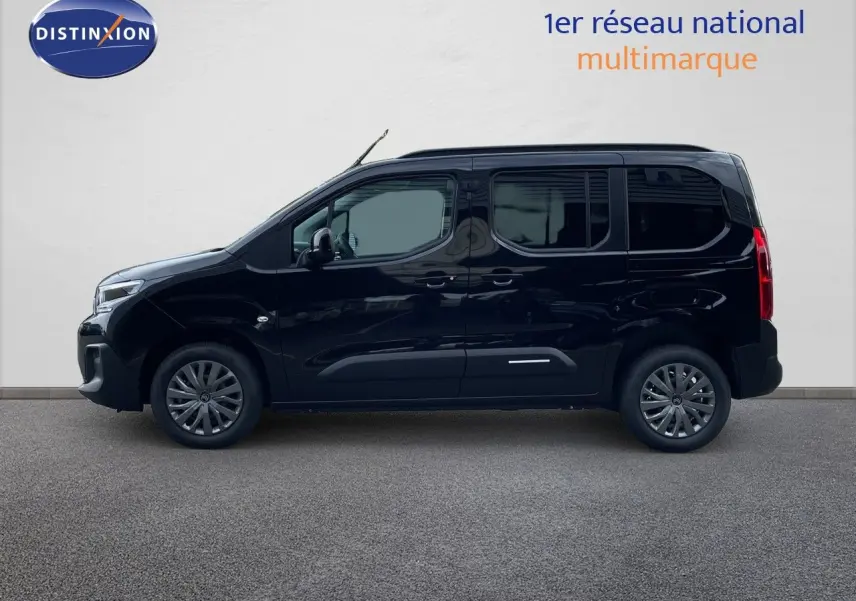 Profil latéral droit d'un Citroën Berlingo noir Perla Nera 2026, version MPV M 1.5 BlueHDi 130ch avec jantes alliage.