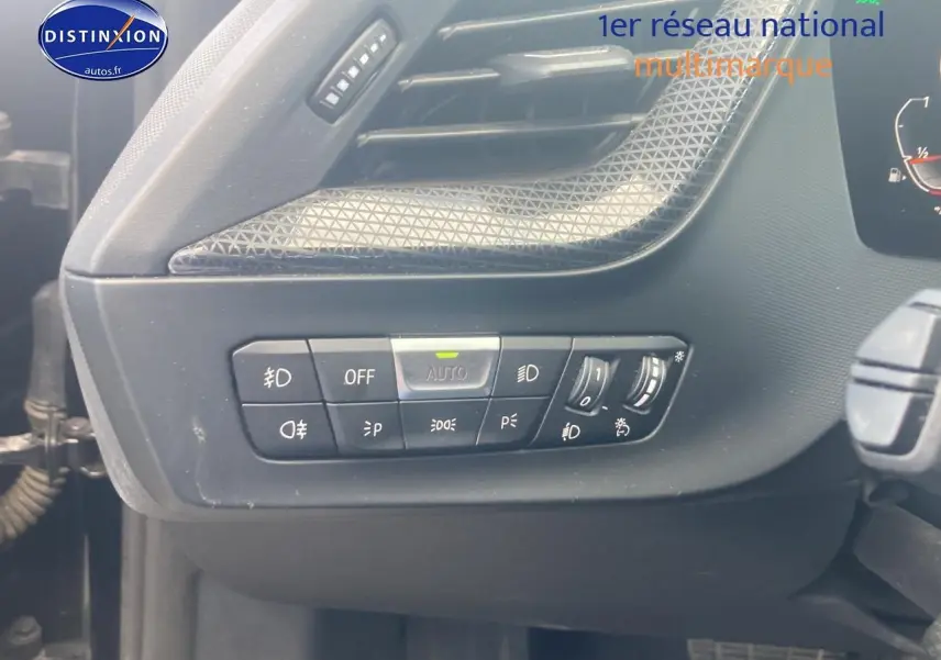 Gros plan sur les commandes d'éclairage intérieures noires du tableau de bord d'une BMW Série 1 noire (f40) 118i 2023.