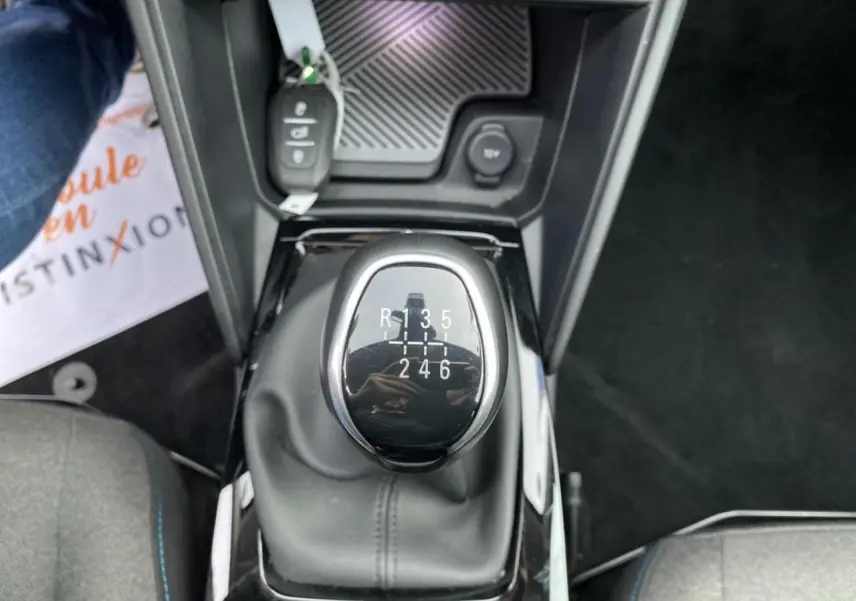 Le levier de vitesses manuel de la Citroën C4 2021, vue rapprochée de la console centrale avec clé et prise 12V.