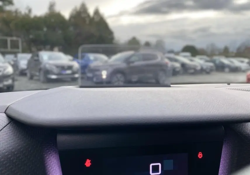 Vue intérieure du tableau de bord de la Citroën C4 2021 avec affichage tête haute transparent en fonctionnement.