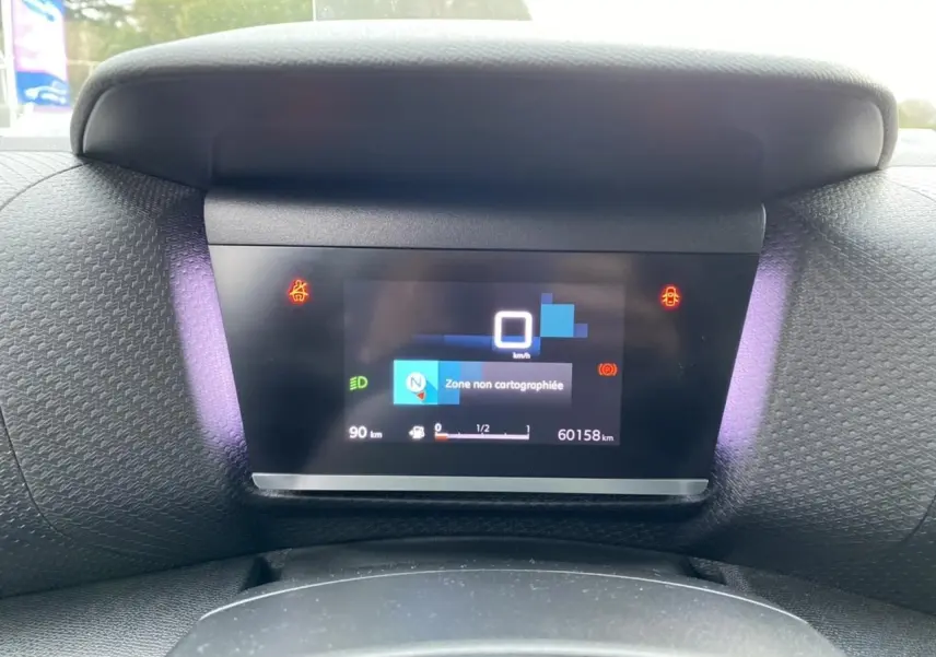 Affichage tête haute couleur de la Citroën C4 bleu Iceland, montrant la vitesse et une zone non cartographiée.