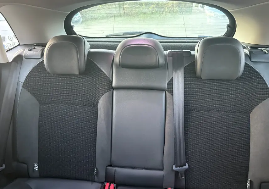 Vue intérieure arrière des sièges noirs en tissu et cuir de la Citroën C4 II 2.0 HDI 150 HYB de 2015.