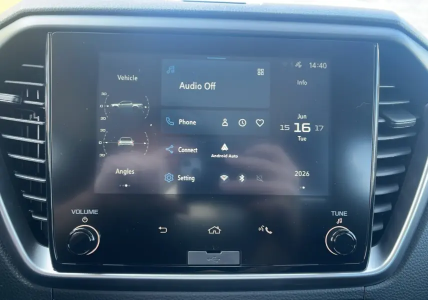 Écran tactile central du tableau de bord de l'Isuzu D-MAX 2026 affichant les options Android Auto et Bluetooth.