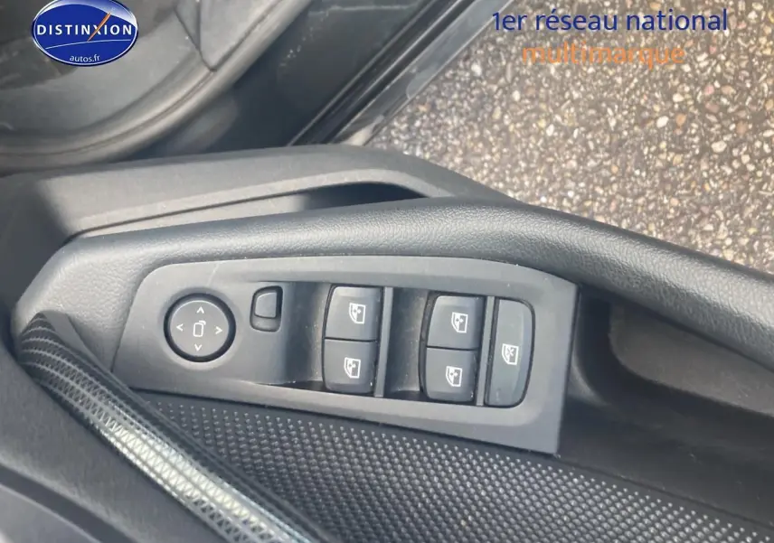 Gros plan sur les commandes des vitres et rétroviseurs côté gauche d'une BMW Série 1 noire (f40) 118i 2023.