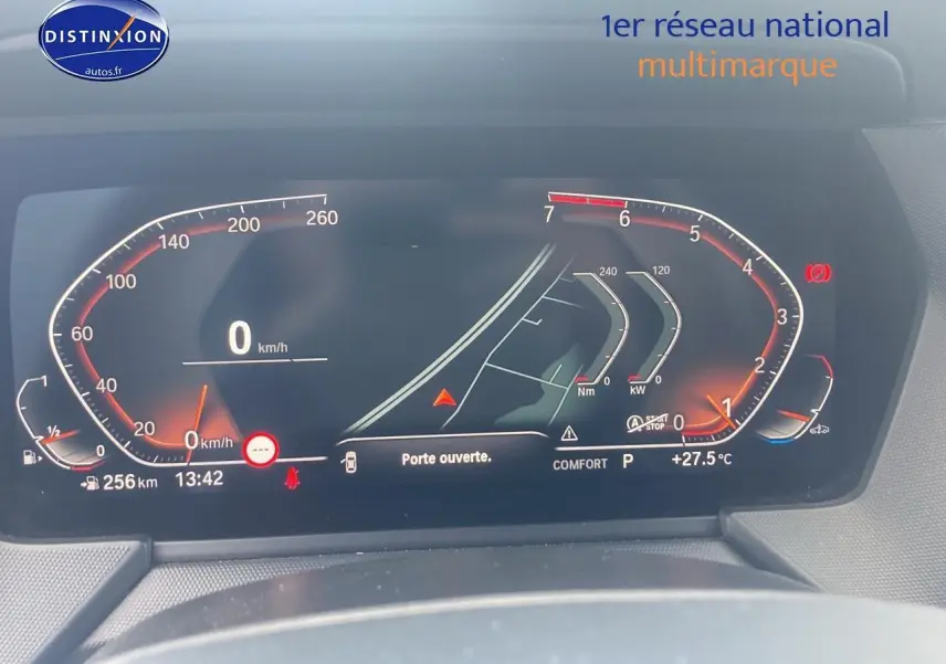 Tableau de bord numérique de BMW Série 1 (f40) 118i 2023 affichant vitesse, température et porte ouverte.