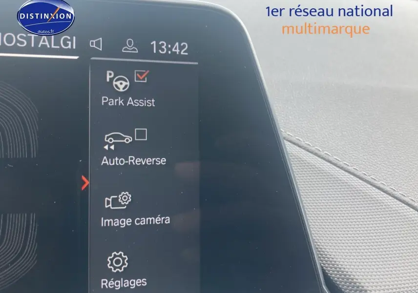 Écran tactile intérieur montrant les options d'aide au stationnement de la BMW Série 1 noire édition sport.