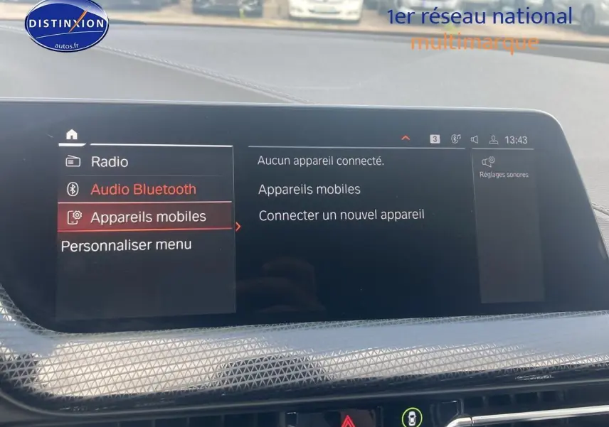 Écran central du BMW Série 1 118i 2023 affichant le menu Bluetooth et la connexion des appareils mobiles.