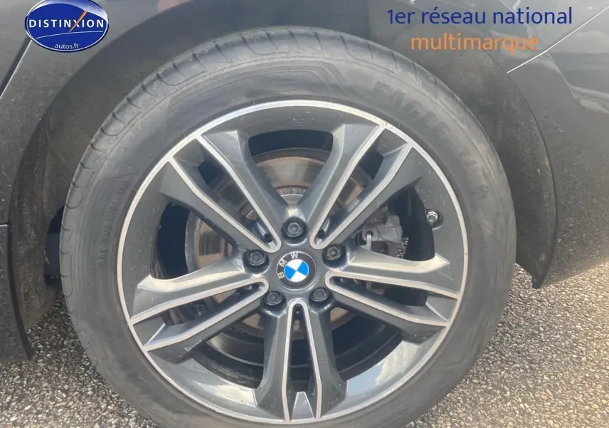 Gros plan sur la jante alliage 17 pouces style 549 d'une BMW Série 1 noire, roue avant droite visible.