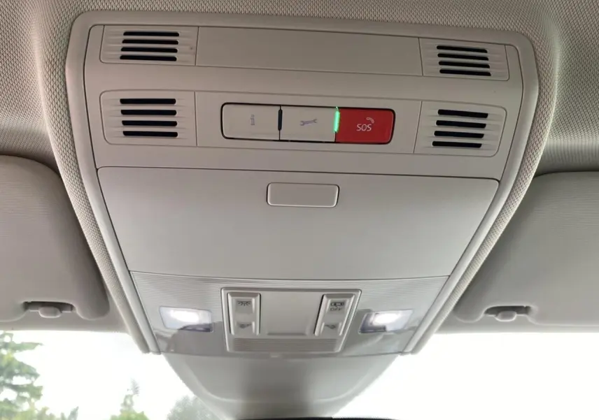 Vue intérieure du plafonnier gris clair du Volkswagen Taigo 2022 avec boutons SOS et éclairage LED allumé.