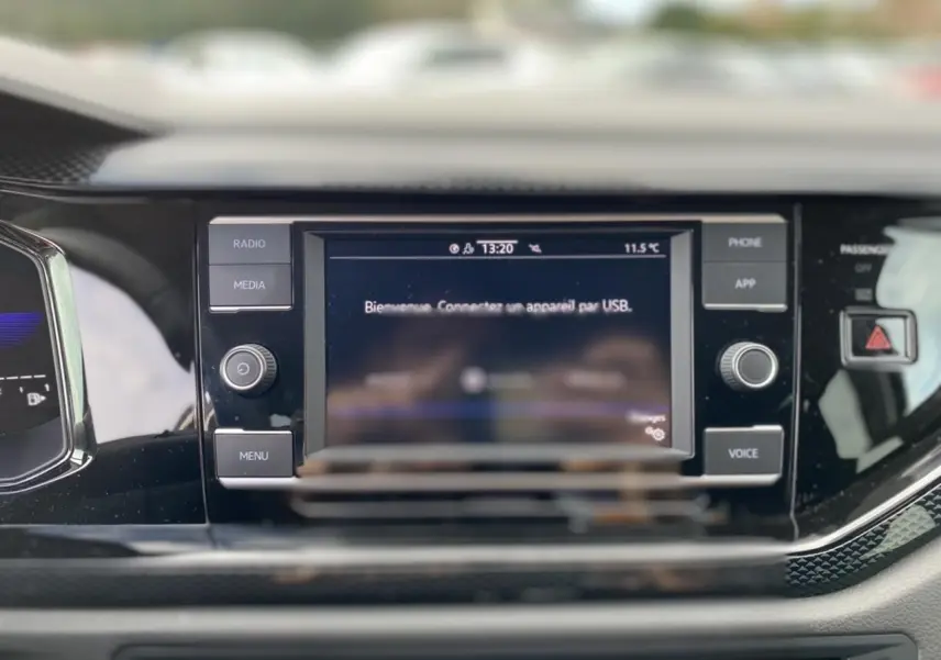 Écran tactile central du tableau de bord du Volkswagen Taigo 2022, avec commandes radio et média visibles.