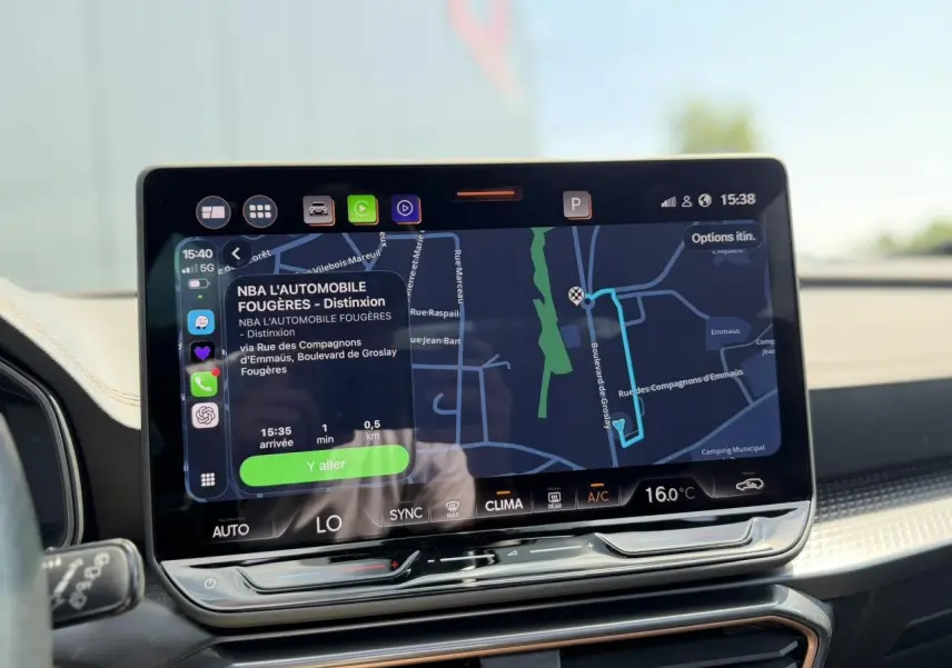 Écran tactile HD 12,9'' du système de navigation du CUPRA Formentor blanc Neige, vue intérieure centrale.