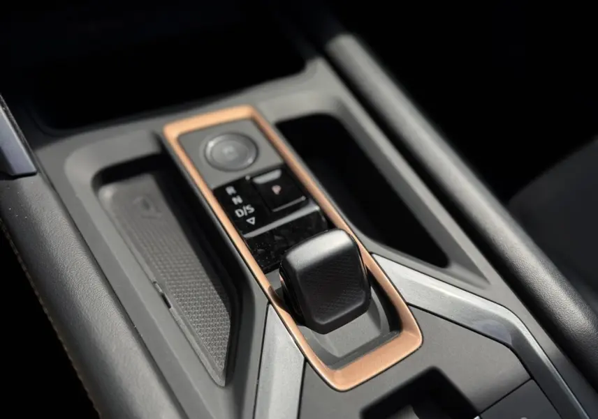 Gros plan sur la console centrale du CUPRA Formentor 2025, mettant en valeur le sélecteur de boîte automatique et les finitions cuivre.