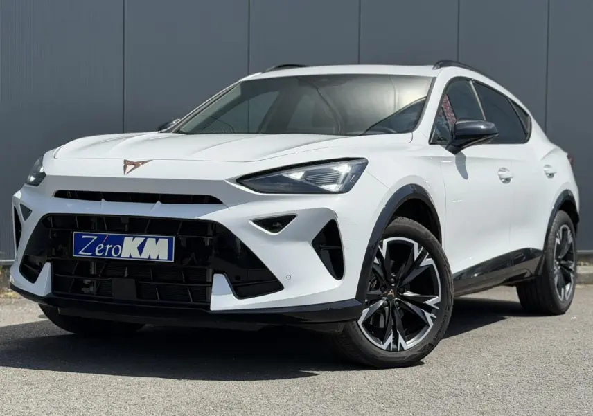 Vue 3/4 avant droite du CUPRA Formentor blanc Neige avec jantes alliage 18'' Sonora et détails noirs contrastants.