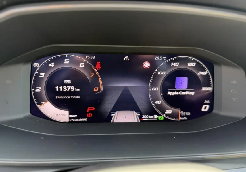 Tableau de bord numérique de la CUPRA Formentor blanc, affichant compte-tours, vitesse et Apple CarPlay.