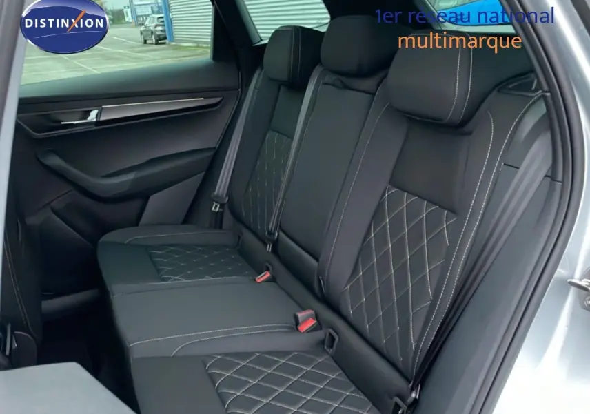 Vue intérieure côté droit des sièges arrière en tissu noir avec surpiqûres contrastantes du Skoda Karoq gris argent 2025.