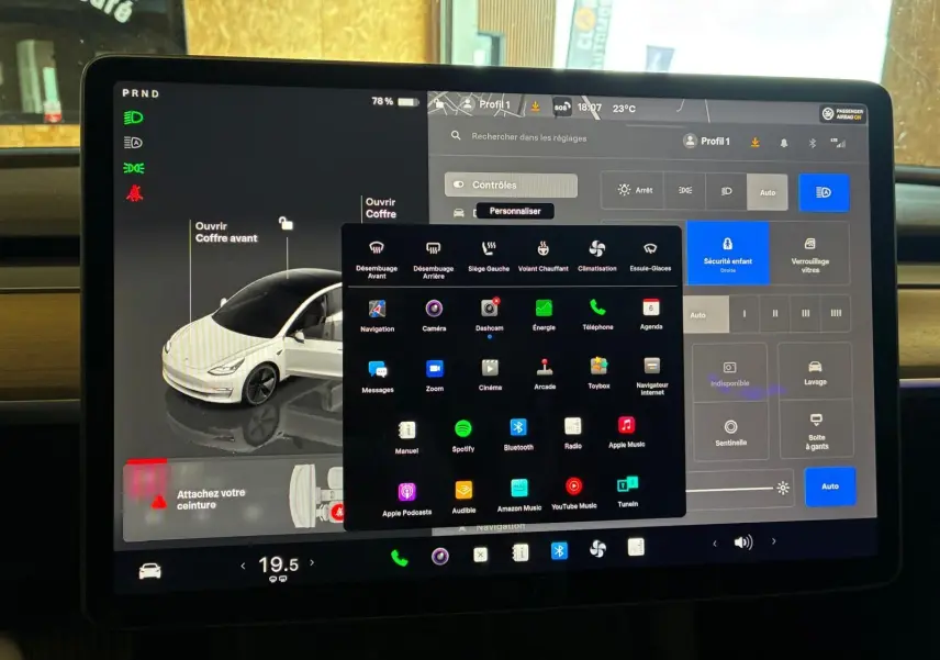 Écran tactile central de Tesla Model 3 blanc 2023, vue rapprochée montrant l'interface de contrôle et les options du véhicule.