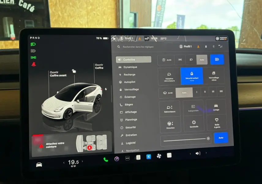 Écran tactile intérieur de la Tesla Model 3 blanc, affichant les réglages du véhicule et l'ouverture des portes.