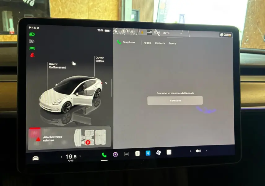 Écran central de Tesla Model 3 blanc 2023 montrant l'ouverture des portes et alertes de sécurité.