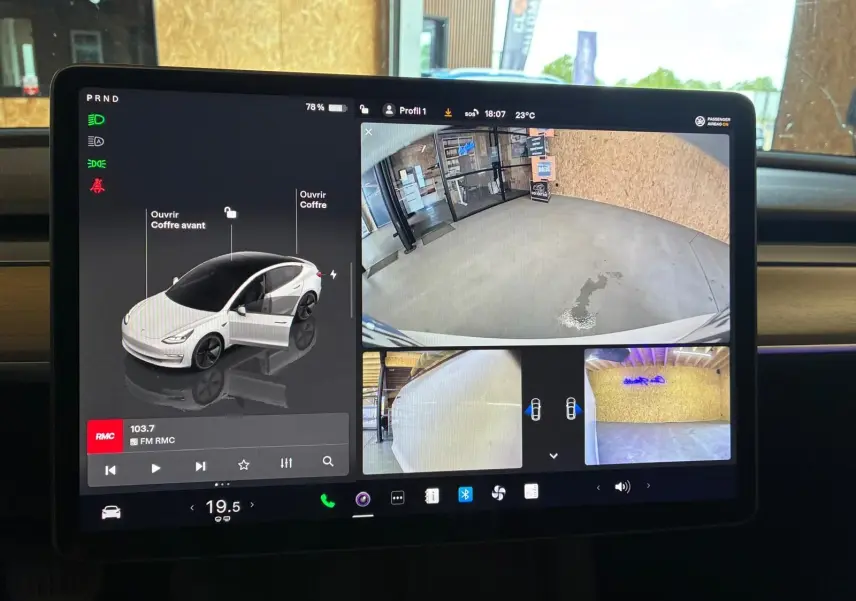 Écran tactile intérieur de Tesla Model 3 blanc 2023 montrant la vue 360° et les commandes du véhicule.