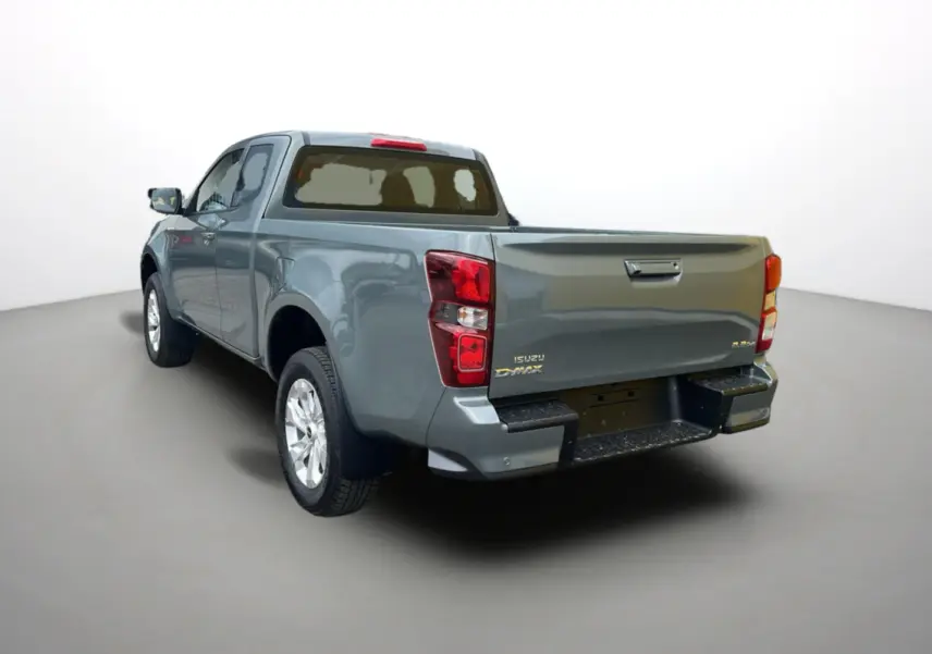 Vue 3/4 arrière du pick-up Isuzu D-MAX 2.2 TD 164 Space Evolution en vert Inishmore métallisé, jantes alu visibles.