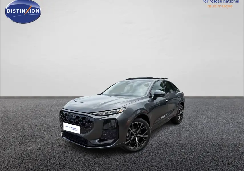 Audi Q3 Sportback gris en 3/4 avant droit avec jantes noires et toit ouvrant panoramique visible