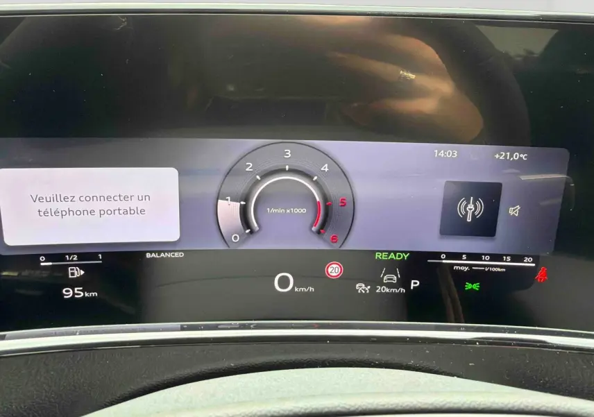 Vue rapprochée du combiné d'instruments numérique OLED de l'Audi Q3 Sportback 2026 affichant la vitesse, régime moteur et alertes.