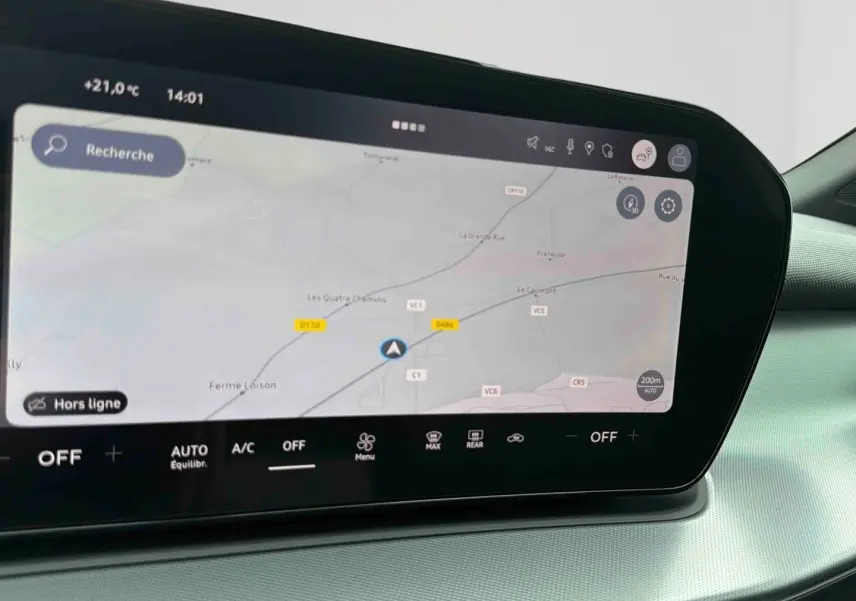 Écran tactile central de l'Audi Q3 Sportback 2026 affichant la navigation avec interface moderne et commandes climatisation.