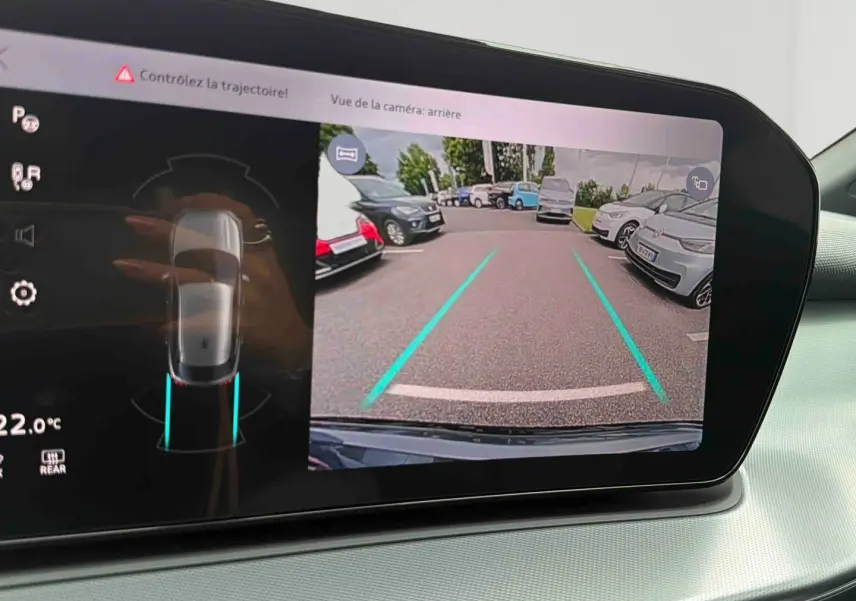 Écran de caméra de recul de l'Audi Q3 Sportback gris, affichant les lignes de guidage et un parking arrière.