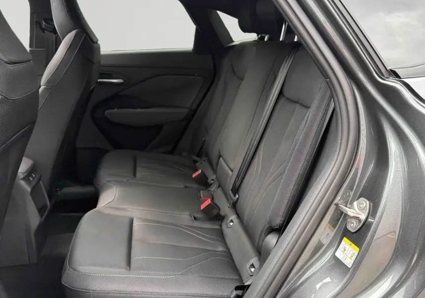 Vue intérieure côté droit des sièges arrière en tissu noir du SUV Audi Q3 Sportback gris 2026.