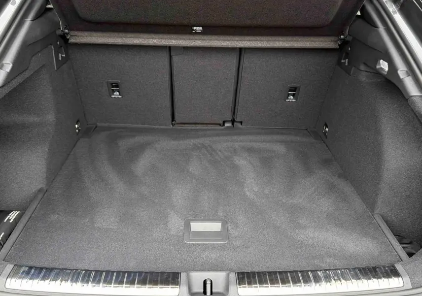 Coffre spacieux de l'Audi Q3 Sportback gris, vue de l'arrière avec seuil de chargement en acier inoxydable.