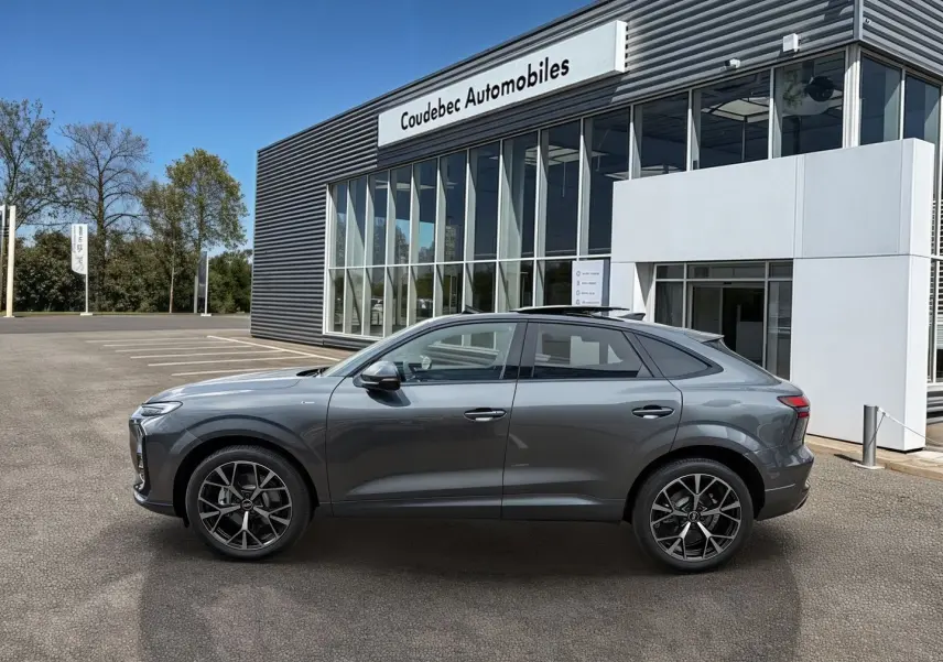 Audi Q3 Sportback gris vue de profil côté gauche, avec jantes noires et toit ouvrant panoramique visible.