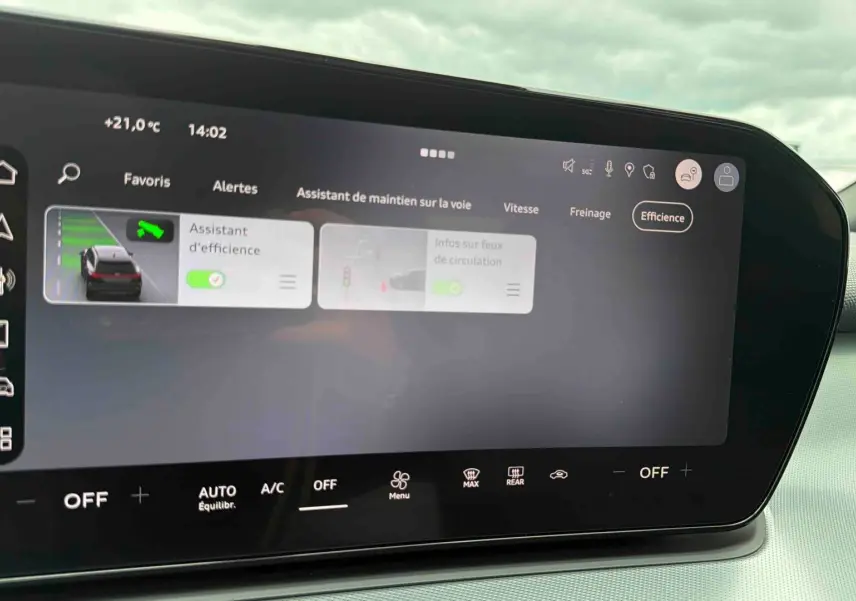 Écran tactile central de l’Audi Q3 Sportback 2026 affichant l’assistant d’efficience et les réglages climatiques.