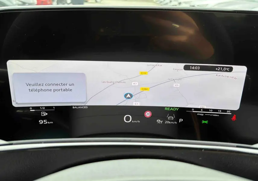 Vue rapprochée du combiné d'instruments numérique OLED de l'Audi Q3 Sportback 2026 affichant la navigation et les alertes.