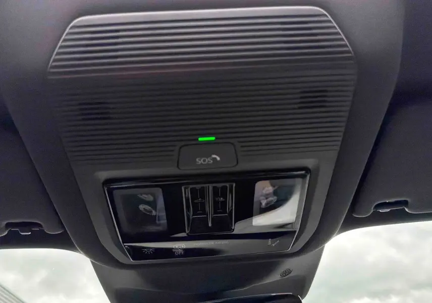 Vue intérieure du plafonnier noir avec bouton SOS et commandes d'éclairage de l'Audi Q3 Sportback gris.